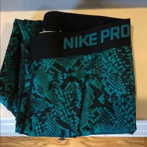 Nike Pro Capri Length Leggings